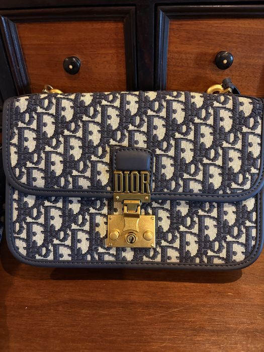 Mala azul com simbolos e detalhes exclusivos