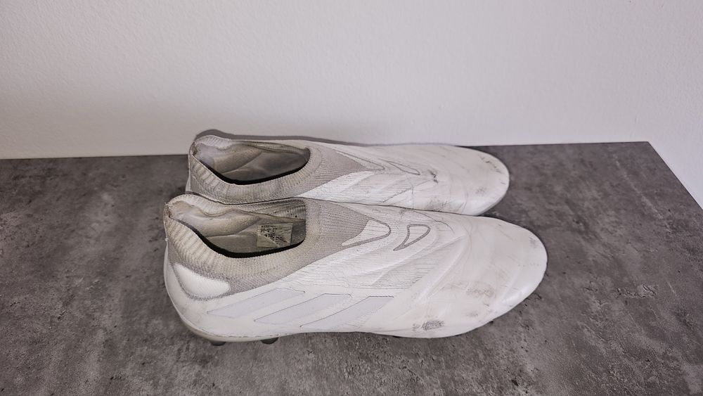 Chuteiras de Futebol Adidas Sem Atacadores Branco/Cinzento - Homem Tam. US 8.5 / EU 42
​Preço: €50