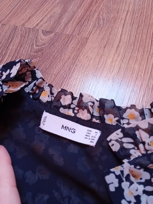 Elegancka sukienka jesienna Mango kwiatki stokrotki