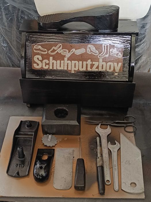 Caixa de Sapateiro antiga alemã com ferramentas