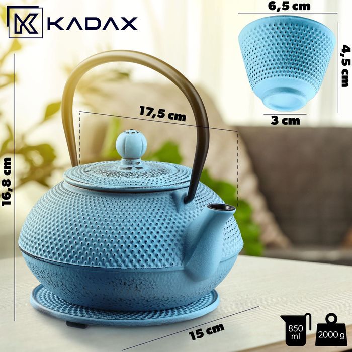 Czajnik żeliwny Teramo 0.85L z czarkami, podstawką i widelcem,