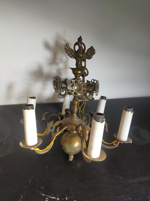 Solidny żyrandol chyba mosiądz