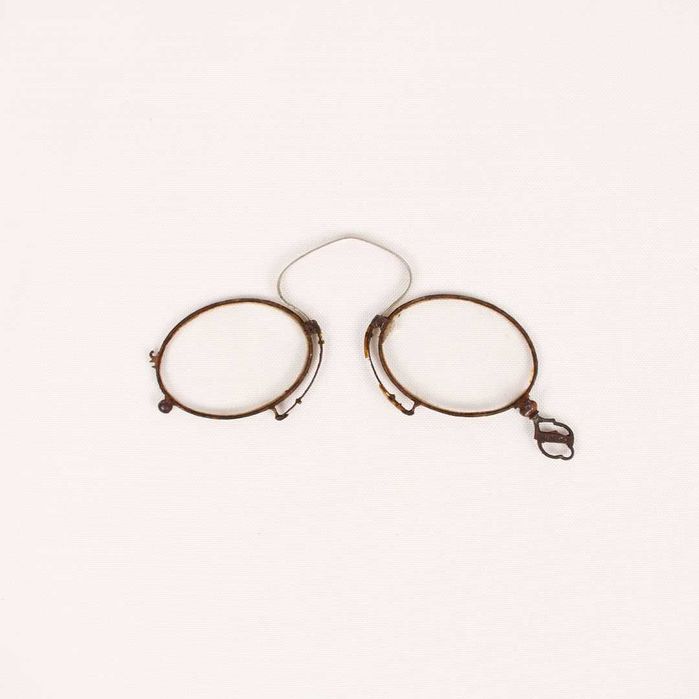 Óculos pince-nez com inscrição "Ribeiro"