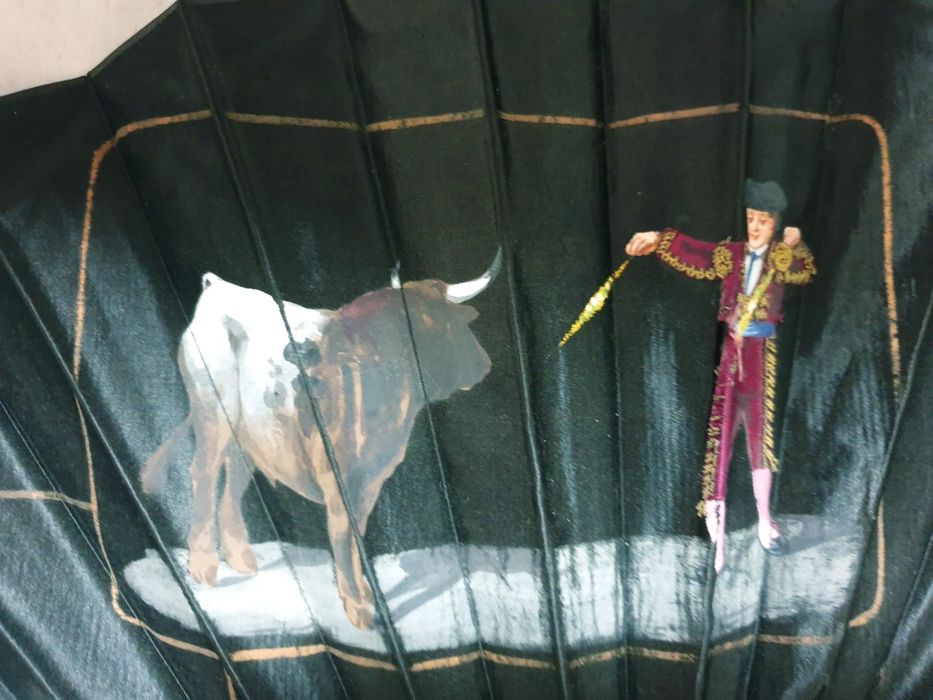 Tauromaquia: Antigo leque espanhol em seda pintada e bordada à mão