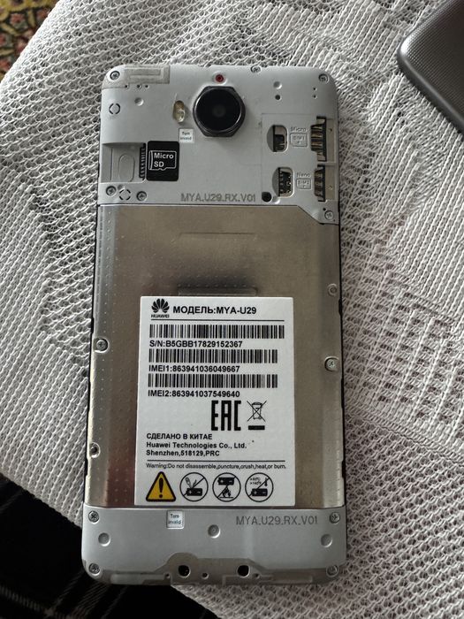 Huawei mya-u29 смартфон на деталі