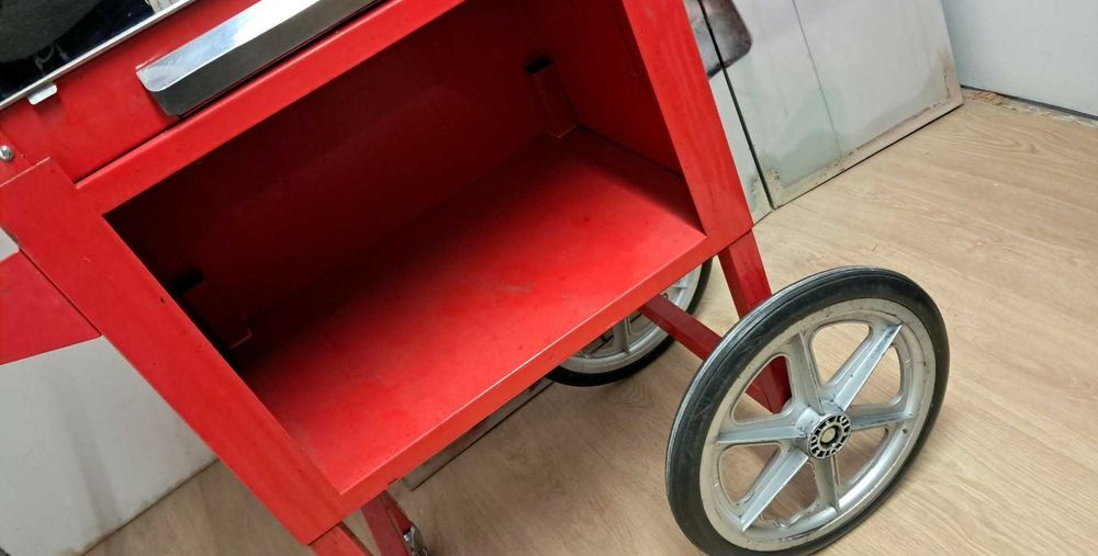 Máquina de pipocas com carrinho
