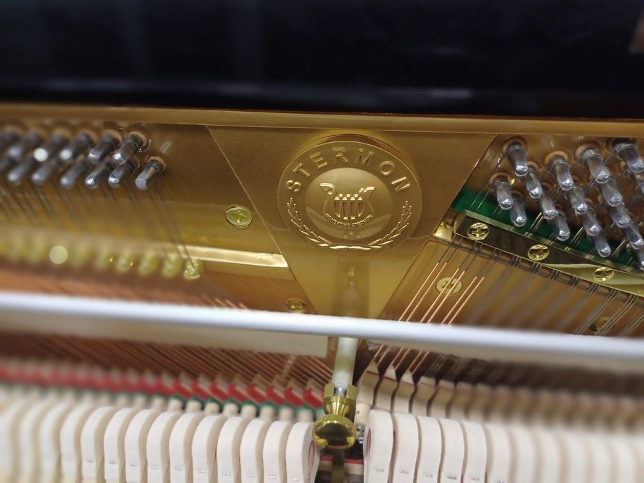 Piano vertical acústico Stermon U125M + banco regulável