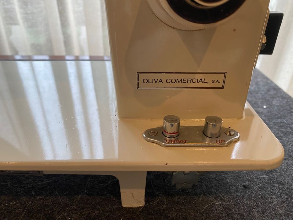 Máquina de costura Oliva portátil