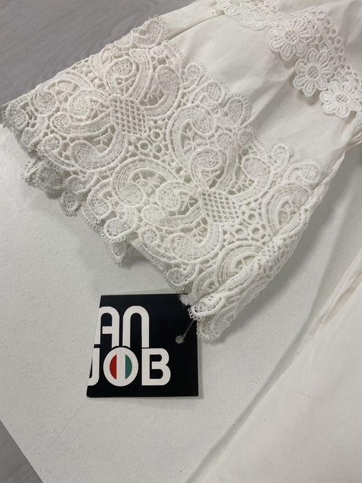 Blusa branca marca ITALIAN JOB com bordados