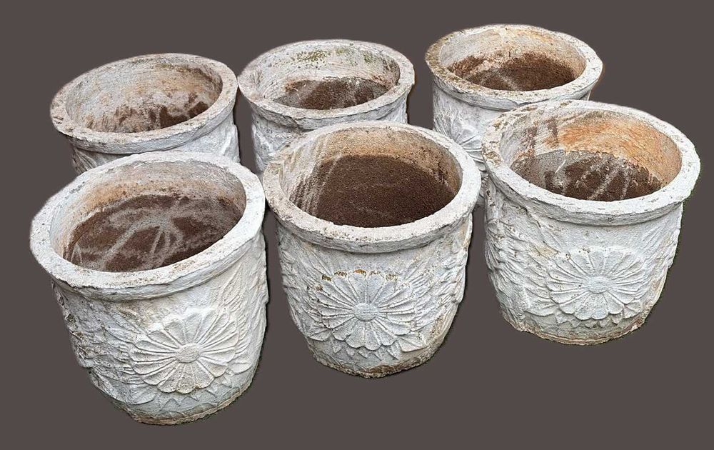 Vasos antigos, em cimento e pó de pedra com decoração, medidas: altura 41X44 cm,