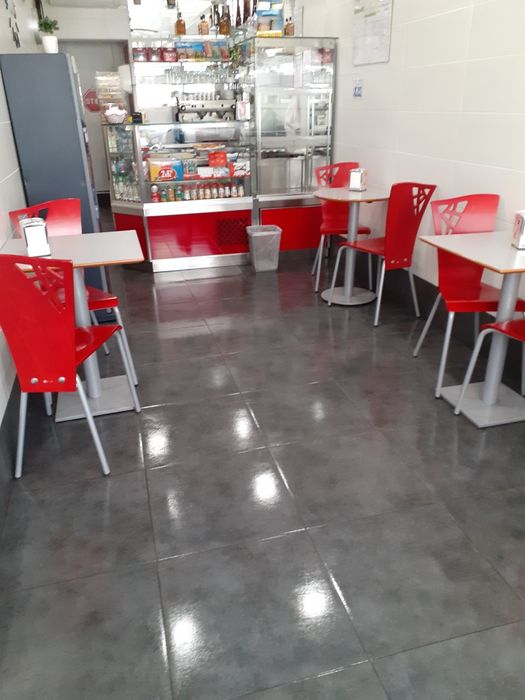 Mesas e cadeiras para café