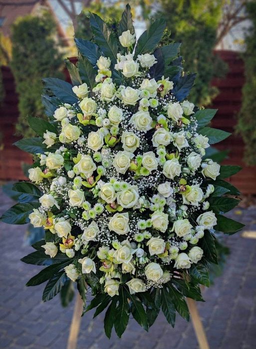 Wieniec pogrzebowy z żywych sztucznych kwiatów