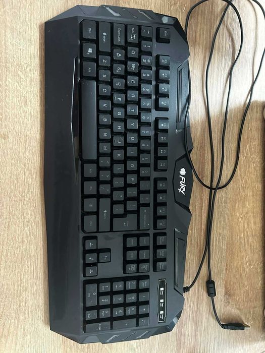 Zestaw komputer stacjonarny, myszka, monitor i klawiatura