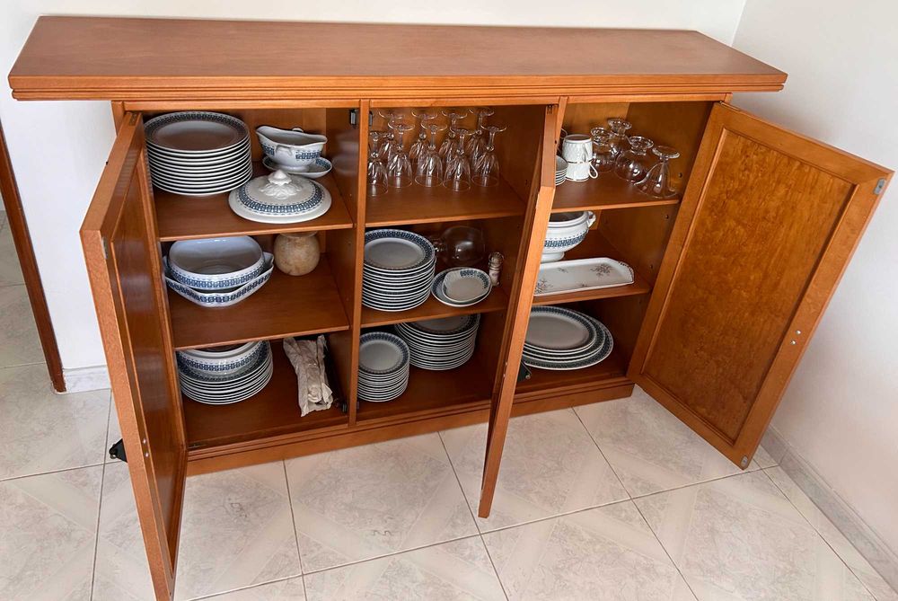 Mesa + 6 cadeiras + aparador em cerejeira maciça