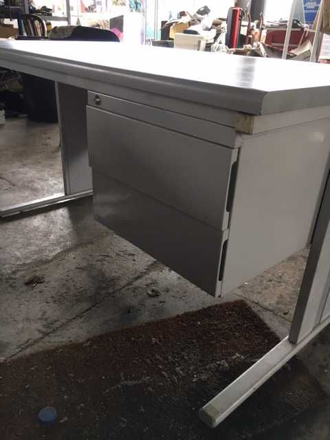 Secretaria com gavetas