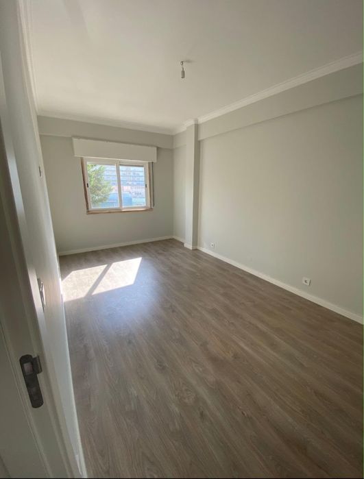 Arrendo apartamento em Amadora, excelente localização e remodelado.