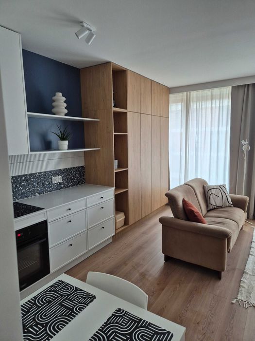 Mieszkanie Wrzeszcz Garnizon – salon z aneksem kuchennym, sypialnia i łazienka