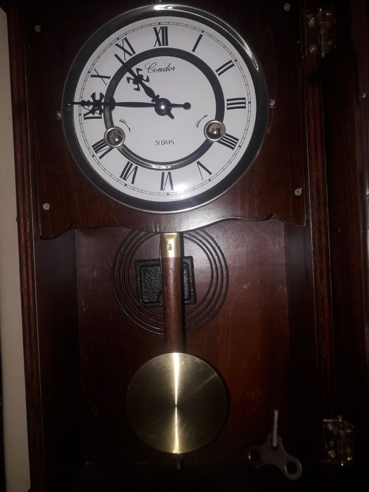 Relógio de corda de parede antigo