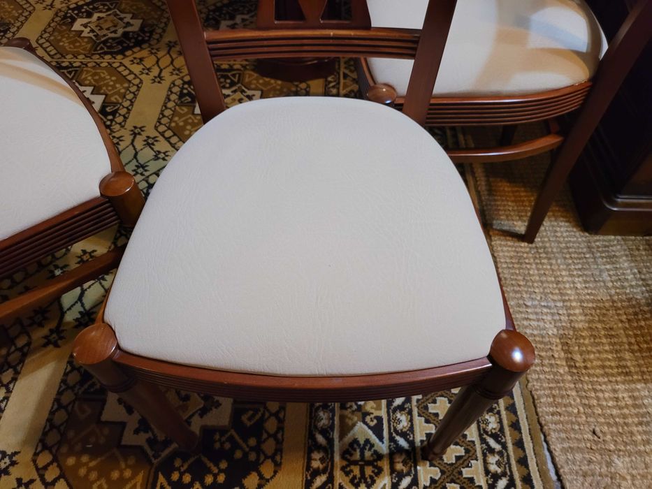 Excelentes cadeiras de sala em madeira maciça