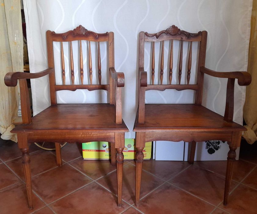 Cadeirões antigos totalmente em madeira.