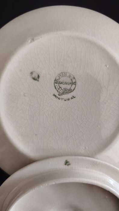 Manteigueira antiga de cerâmica produzida pela histórica Fábrica de Loiça de Sacavém em Portugal