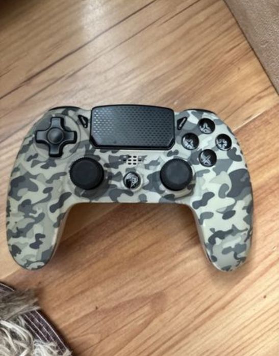 Playstation 4 plus gry i dwa pady