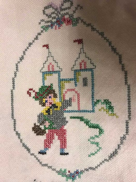 Комплект подушки детские  диванные  c вышивкой и котик