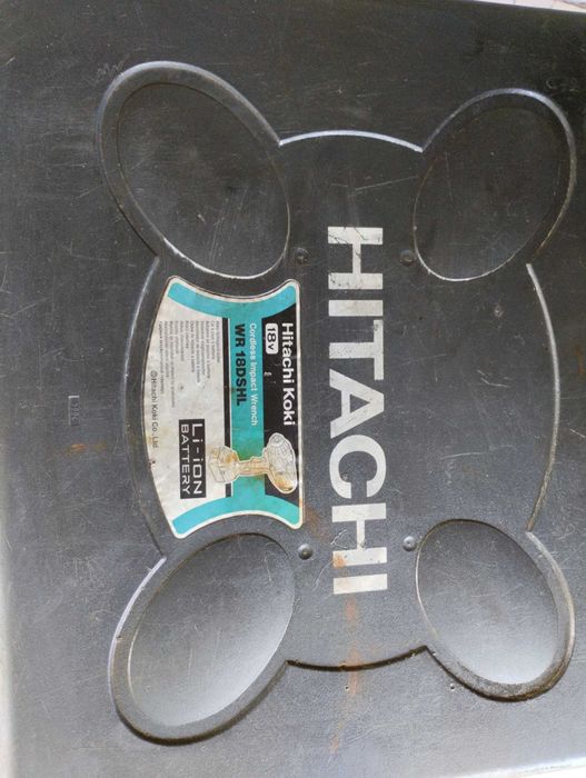 Aparafuradora impacto Hitachi 18v com baterias Li íon