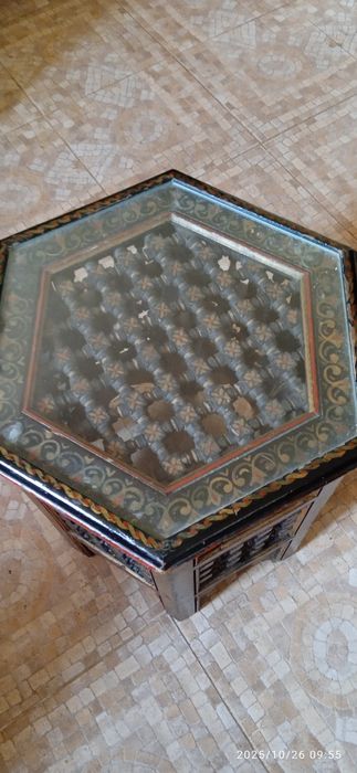 Vende-se duas pequenas mesas de pedestal marroquinas