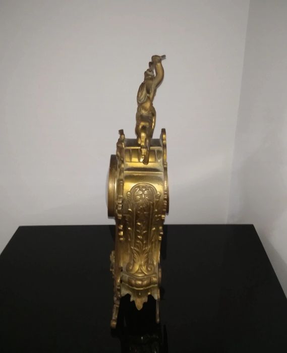 Relógio de mesa antigo em latão e em homenagem a S. Jorge.