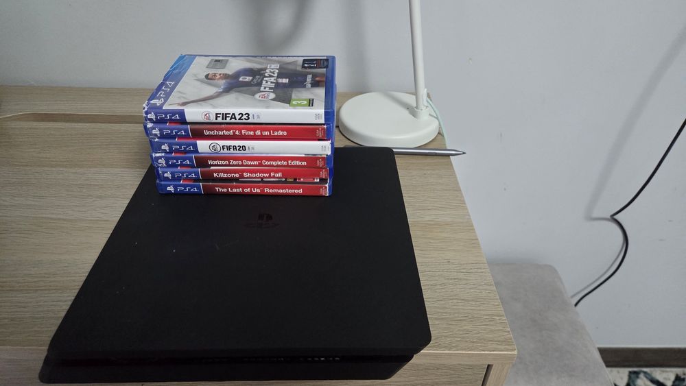 Playstation 4 com consola e mais 6 jogos