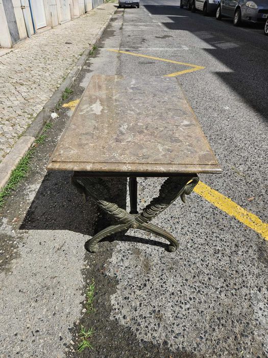 Mesa de Centro Clássica em Madeira Maciça com Tampo em Marmore