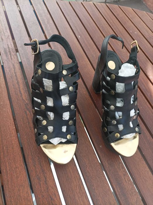 Sandálias pretas em pele muito modernas