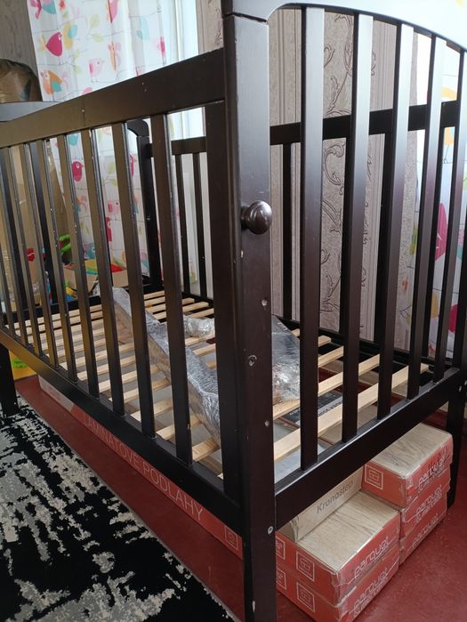 Дитяче ліжко з маятником та + 2 матраци