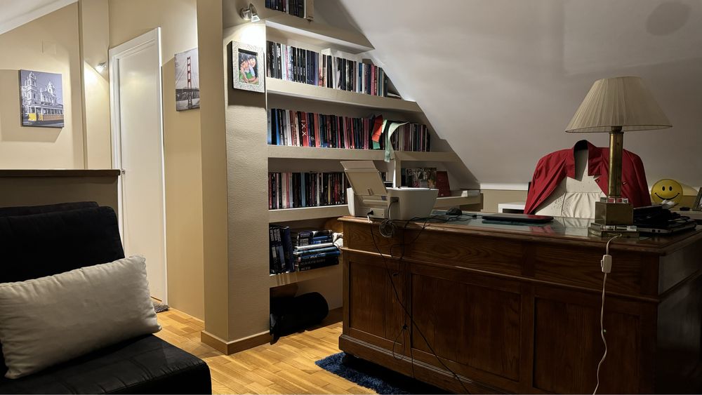 Moradia isolada T7 no Lourel-Sintra, no piso -1, tem um apartamento T2