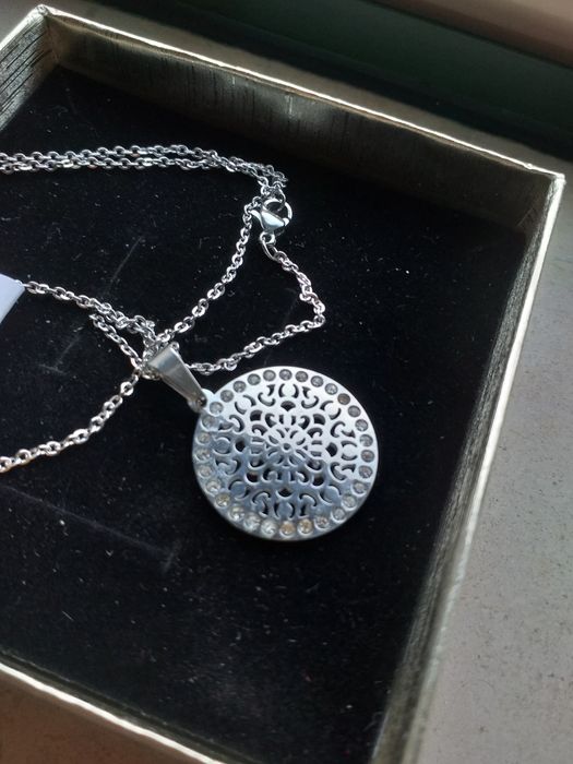 Colar e pendente em aço com caixa de presente, jóia