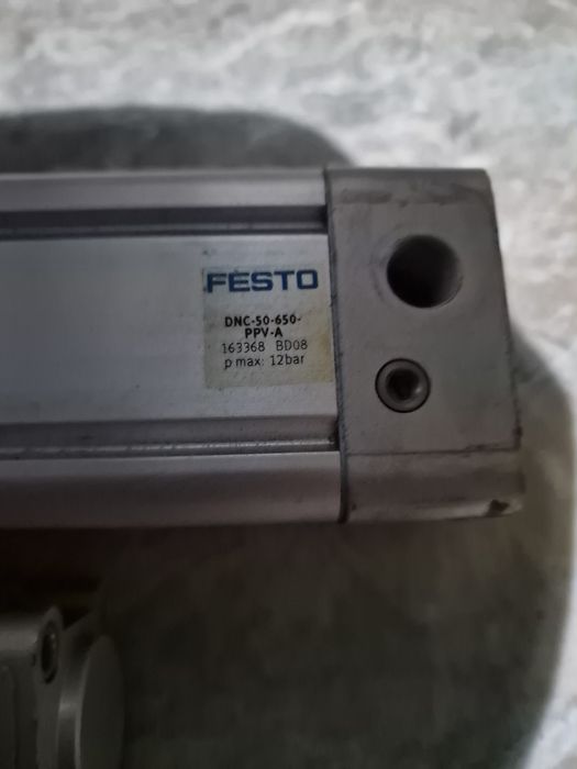 Siłowniki pneumatyczne Festo