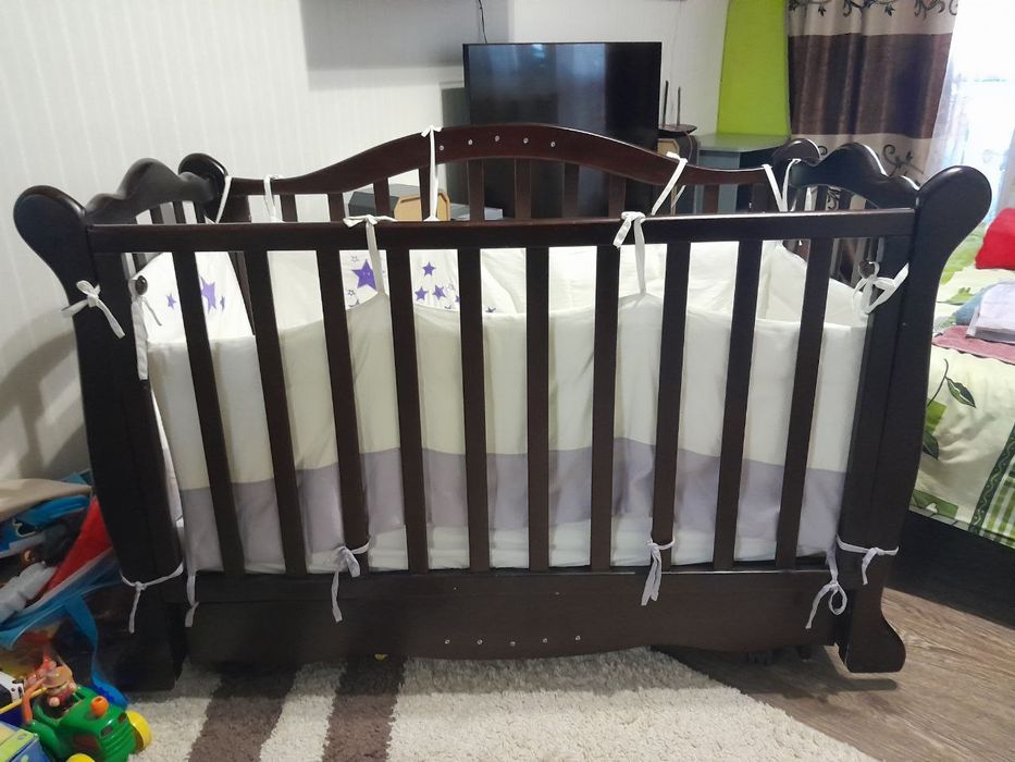 Дитяче ліжечко із натурального дерева