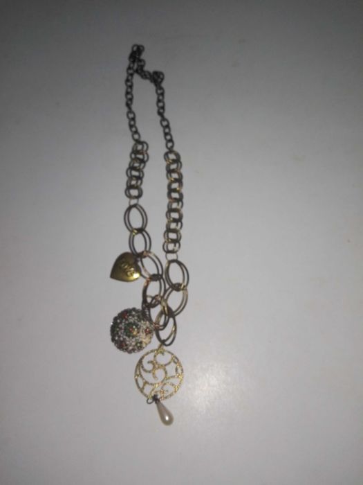 Colar dourado comprido