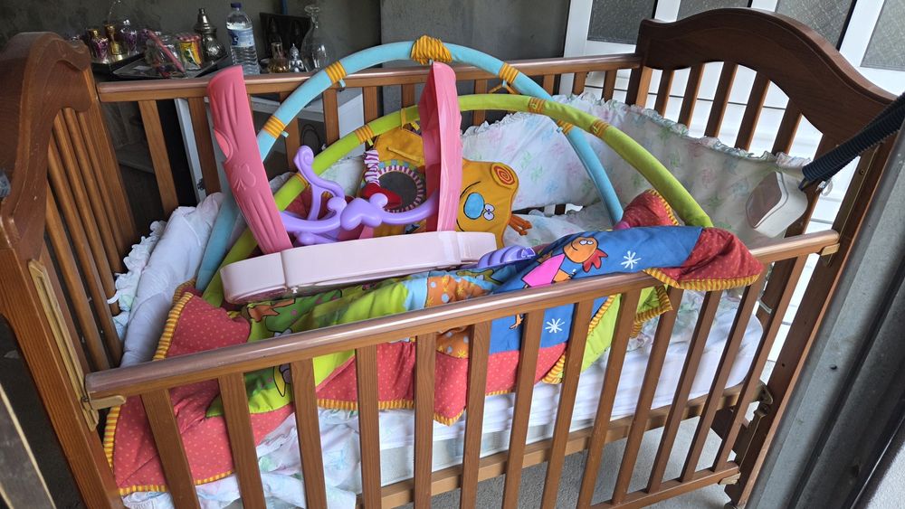 Cama bebé e brinquedos