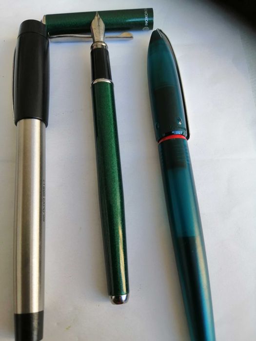 3 lindas canetas, diversas marcas.