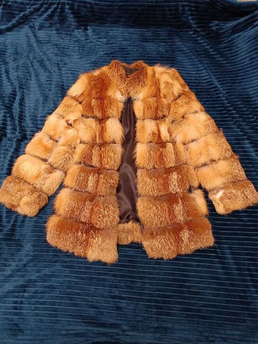 Шуба натуральная лиса с капюшоном. Срочно