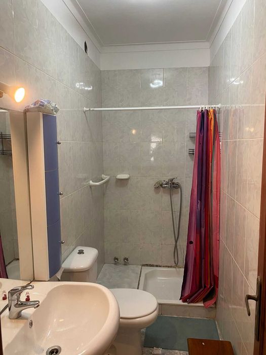 Quarto com cama de casal, casa de banho privativa, a 15 minutos da Universidade do Minho. Cozinha toda equipada e disponível a partir de 01/06.