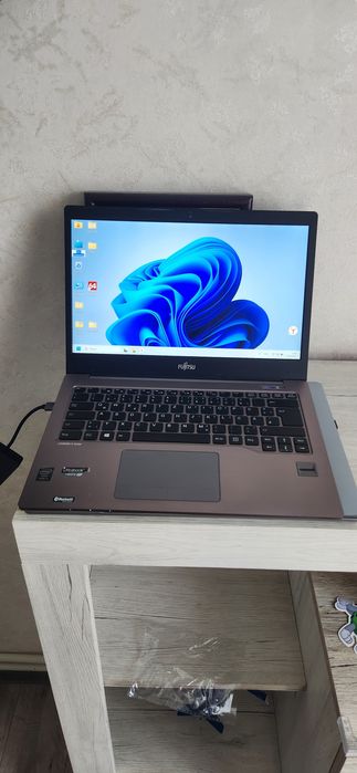 Fujitsu u904 2к матриця3200х1800  i5 4300u 6gb ddr3 120 gb ssd акб 4 год