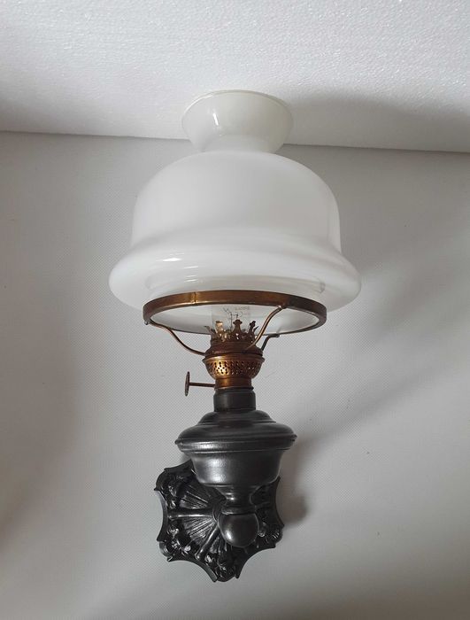Candeeiro Aplique de parede em estanho e vidro opalino, 46cm, anos 50