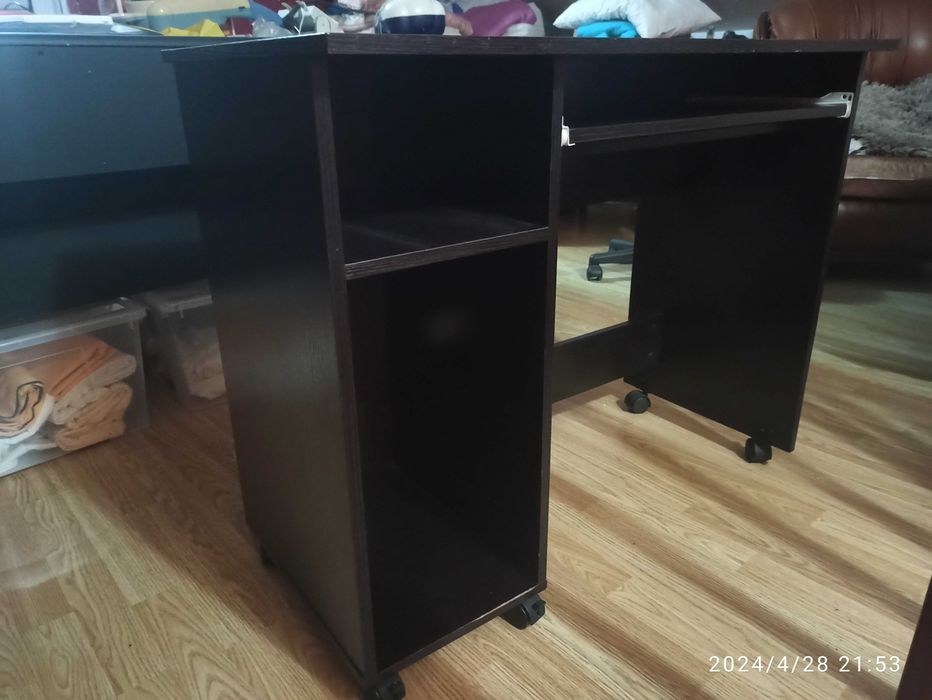 Secretária para pc com rodízios e base deslizante para teclado.