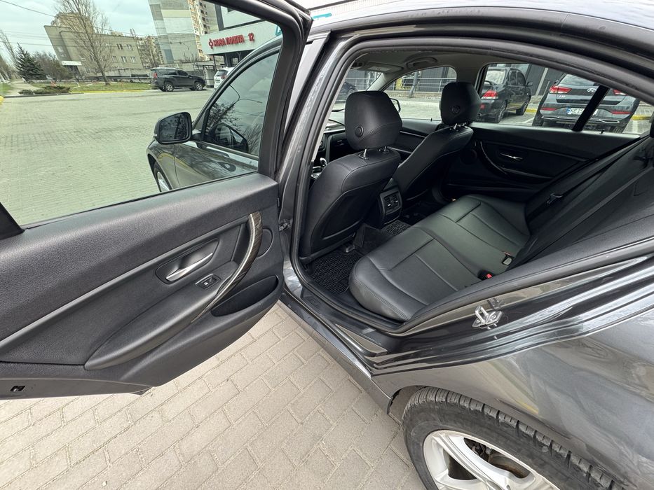BMW F30 320i.