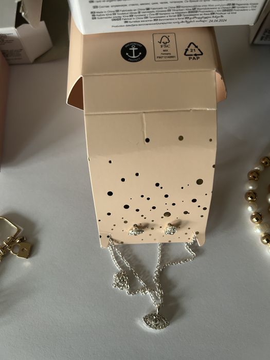 Trzy komplety biżuterii