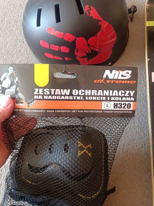 Deskorolka plus zestaw ochraniaczy i kask.