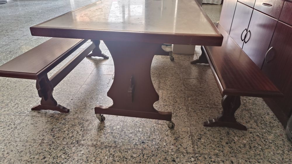 Mesa em madeira, com tampo em mármore e bancos